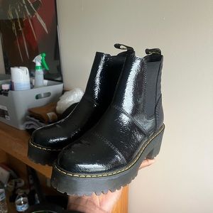 DR. MARTEN ROZALIE DISTRESSED PATENT HEELED CHELSEA BOOTS